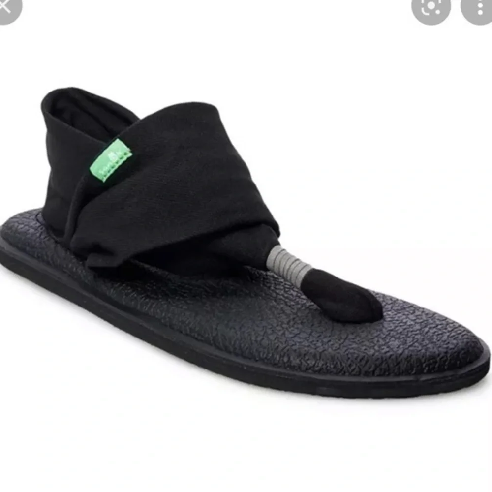 Black sanuk sandals size 7